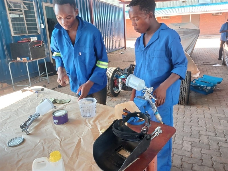 南非學(xué)生認(rèn)真改造“老爺車(chē)”。索尚古夫技術(shù)高中供圖