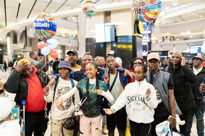 家長(zhǎng)們熱情歡迎從中國(guó)歸來(lái)的學(xué)生。希拉茲·莫林?jǐn)z