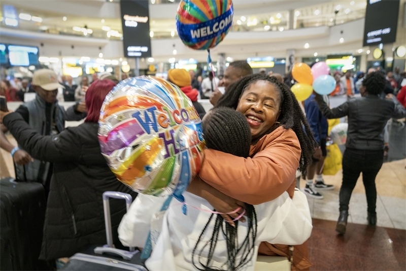 學(xué)生與家長(zhǎng)相擁歡慶。希拉茲·莫林?jǐn)z