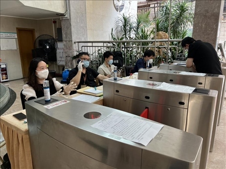 廣州市越秀區(qū)教育局現(xiàn)場(chǎng)審核返區(qū)生辦理材料，采用“提前網(wǎng)上預(yù)約、現(xiàn)場(chǎng)分批辦理”的方式進(jìn)行。廣州市越秀區(qū)教育局供圖