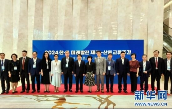 交流周活動(dòng)與會(huì)嘉賓合影。（中國(guó)駐濟(jì)州總領(lǐng)事館供圖）