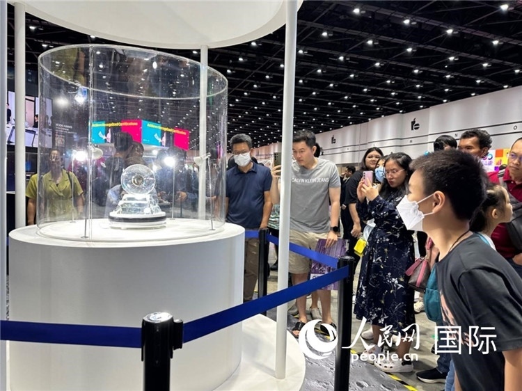 觀眾參觀中國(guó)“嫦娥五號(hào)”探測(cè)器從月球帶回的珍貴樣品。人民網(wǎng)記者簡(jiǎn)承淵攝