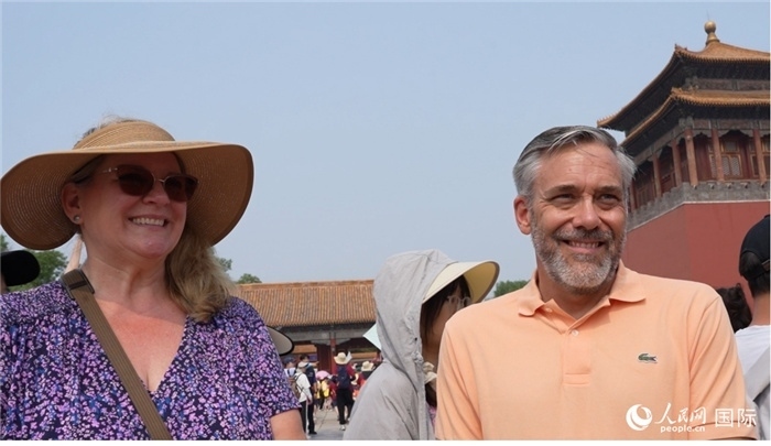 圖為來(lái)自美國(guó)拉斯維加斯的游客格雷琴·拉森 （Gretchen Larsen）（左）和她的丈夫埃里克·拉森（Eric Larsen）（右）。人民網(wǎng)記者 吳超嵐攝