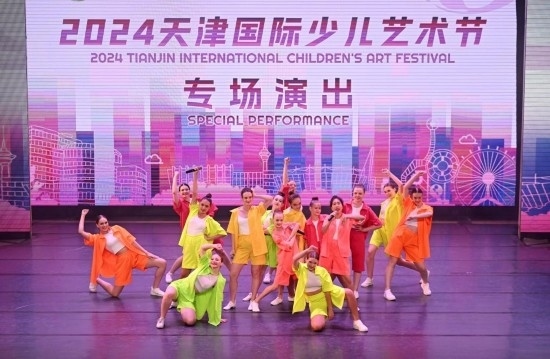 7月22日，來自俄羅斯的舞蹈團(tuán)演員在藝術(shù)節(jié)上展演。新華社記者 趙子碩 攝