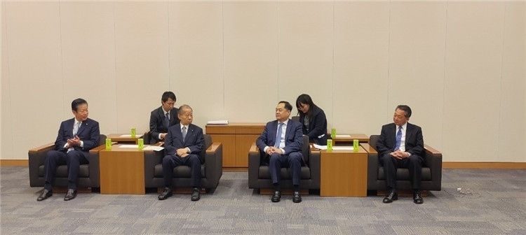 4月11日，楊萬明會長在東京會見日中友好議員聯(lián)盟會長二階俊博（左二）。中國人民對外友好協(xié)會供圖