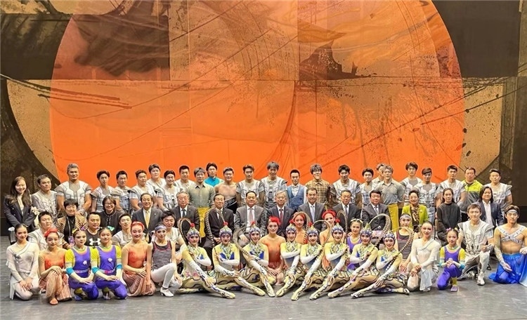 4月12日，中國人民對外友好協(xié)會會長楊萬明、駐日大使吳江浩及來自36國70位駐日使節(jié)代表等現(xiàn)場觀看中國雜技團東京公演。中國人民對外友好協(xié)會供圖