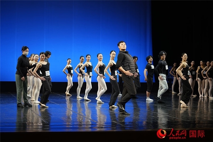 3月26日，松山芭蕾舞團青年代表團成員在中央芭蕾舞團交流學(xué)習(xí)。人民網(wǎng)記者 張麗婭攝