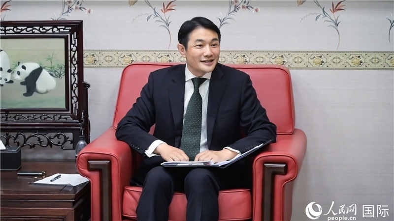 使館發(fā)言人畢海波公參介紹黨的二十屆三中全會(huì)情況并回答記者提問(wèn)。人民網(wǎng) 郭錦標(biāo)攝