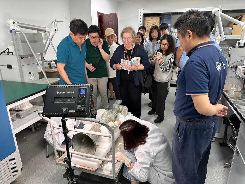 2024年5月28日，英國考古學家、牛津大學教授杰西卡·羅森在文物保護修復實驗室觀摩文物。新華社發(fā)（四川省文物考古研究院供圖）