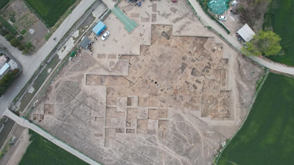 這是2024年3月23日拍攝的四川省廣漢市三星堆遺址發(fā)掘區(qū)（無人機照片）。新華社發(fā)（四川省文物考古研究院供圖）