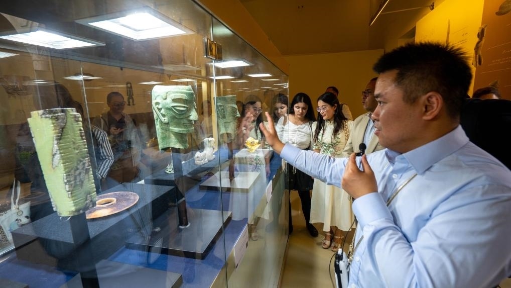 2024年6月14日，冉宏林在埃及開羅舉辦的“三星堆·金沙”主題數字展上向埃及公眾介紹三星堆文化。新華社發(fā)（四川省文物考古研究院供圖）