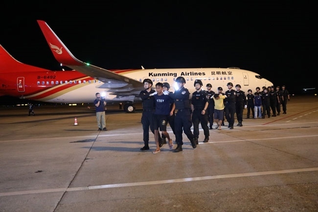 押解現(xiàn)場。公安部供圖