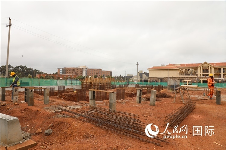 圖為孔子學(xué)院項(xiàng)目施工現(xiàn)場(chǎng)。人民網(wǎng)記者 沈小曉攝。