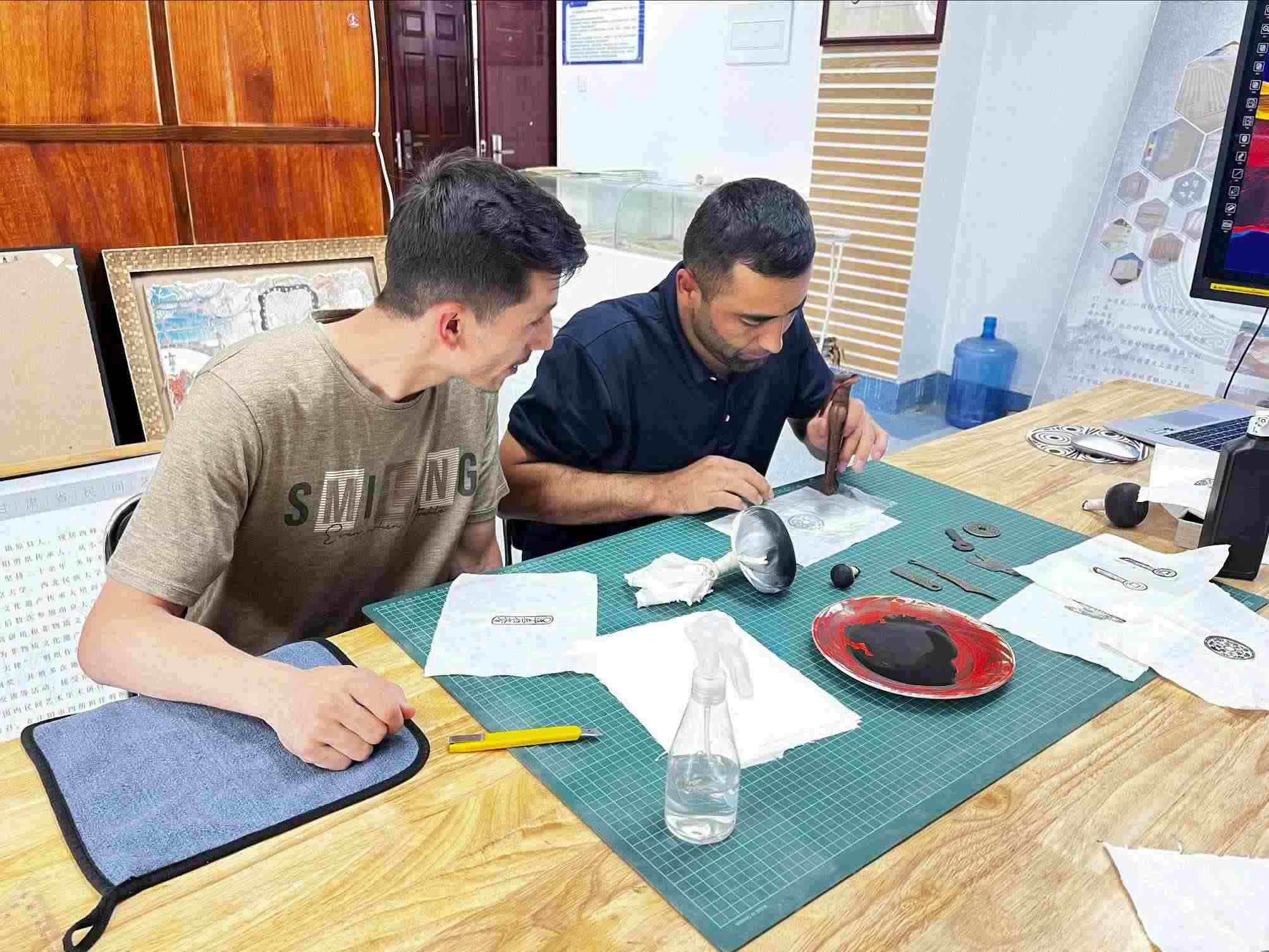 營(yíng)員們動(dòng)手體驗(yàn)“非遺”技藝。校方供圖