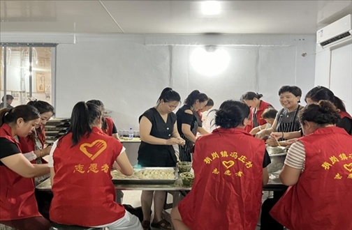 志愿者在以孝治家大食堂工作。（受訪者供圖）