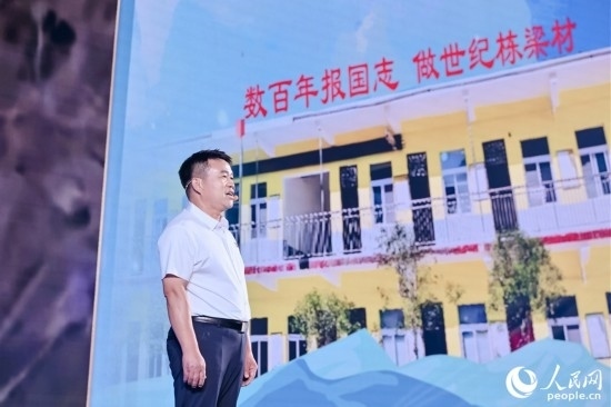 張玉滾分享用一根扁擔送孩子們走出大山的故事。人民網(wǎng)攝