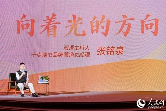 張銘泉在現(xiàn)場講述親歷的“小人物”故事。人民網(wǎng)攝