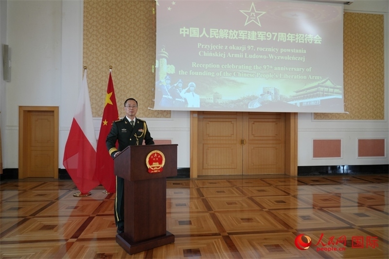 波蘭使館國防武官張寅生大校在招待會上致辭。人民網(wǎng)記者 李增偉攝 