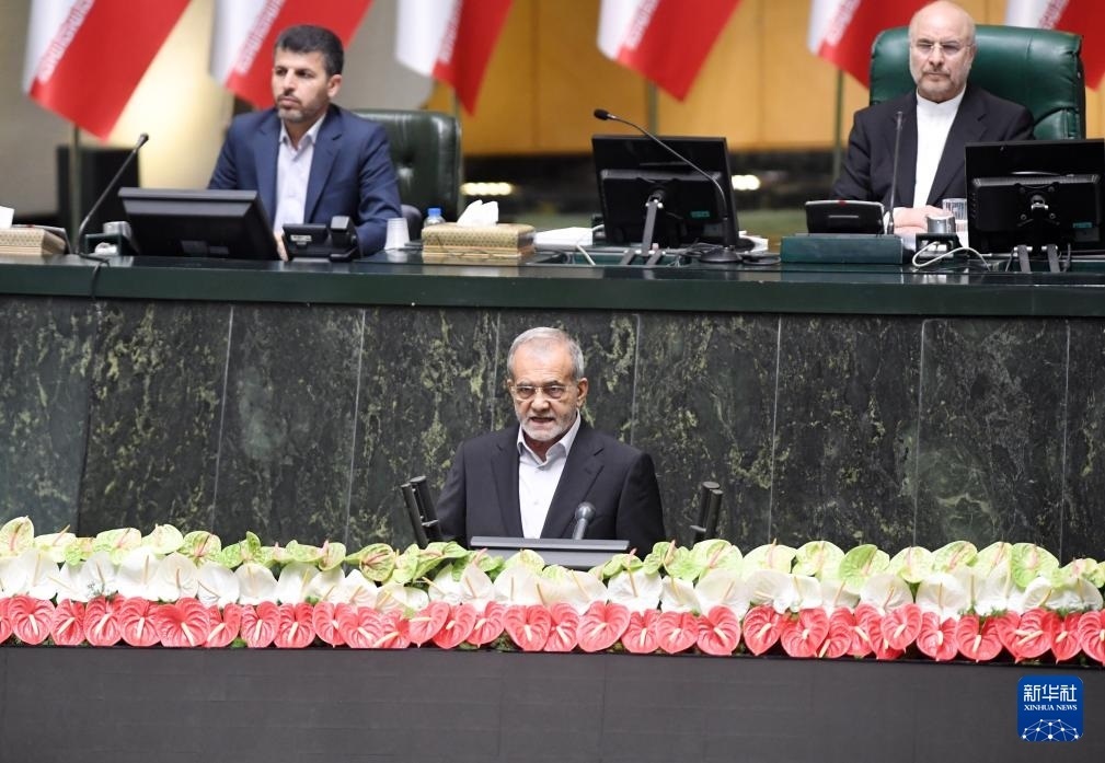 7月30日，佩澤希齊揚（前）在伊朗德黑蘭的伊朗議會宣誓就任伊朗總統(tǒng)后發(fā)表就職演說。新華社記者 沙達提 攝