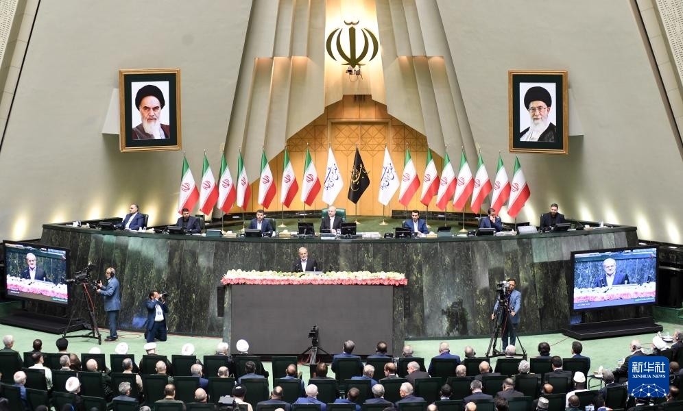 7月30日，佩澤希齊揚（中）在伊朗德黑蘭的伊朗議會宣誓就任伊朗總統(tǒng)后發(fā)表就職演說。新華社記者 沙達提 攝