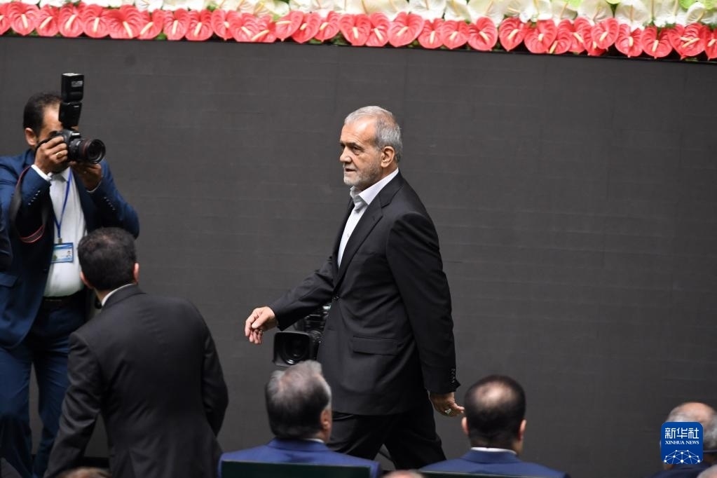 7月30日，在伊朗德黑蘭的伊朗議會，佩澤希齊揚（中）抵達總統(tǒng)就職典禮現(xiàn)場。新華社記者 沙達提 攝