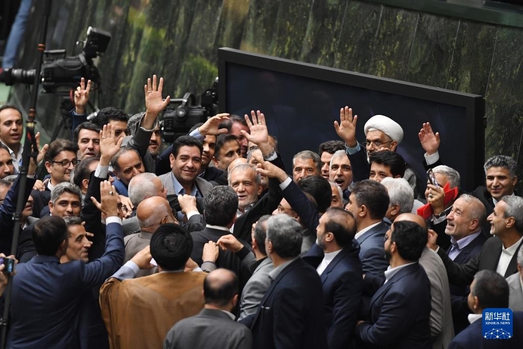 7月30日，在伊朗德黑蘭的伊朗議會，佩澤希齊揚（中）離開總統(tǒng)就職典禮現(xiàn)場時揮手致意。新華社記者 沙達提 攝