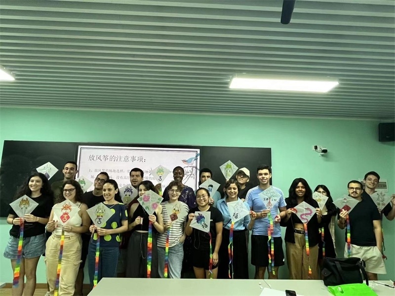 在中國(guó)和巴西共迎兩國(guó)建交50周年之際，巴西圣保羅州立大學(xué)孔子學(xué)院今年7月成功組織多批、近40名巴西青少年來(lái)華進(jìn)行短期訪問(wèn)交流，圖為訪問(wèn)團(tuán)成員參加文化體驗(yàn)活動(dòng)。 巴西圣保羅州立大學(xué)孔子學(xué)院供圖