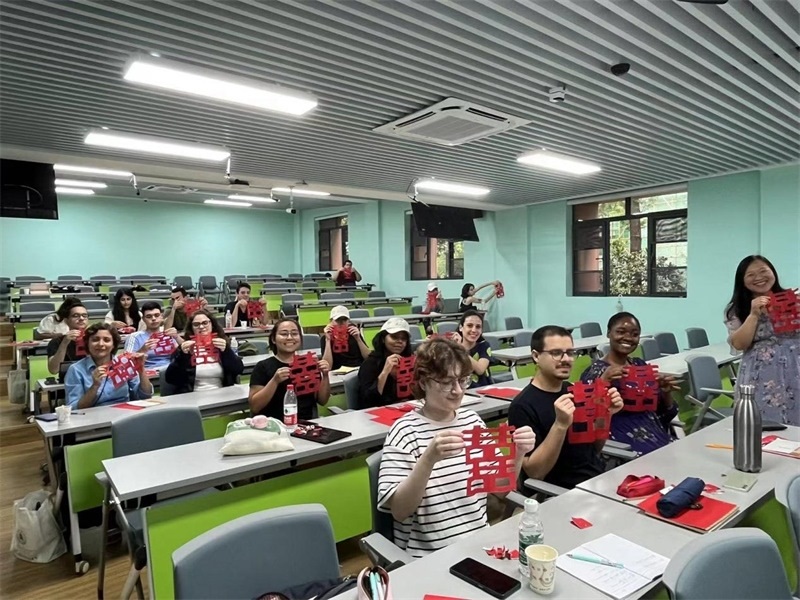 在中國(guó)和巴西共迎兩國(guó)建交50周年之際，巴西圣保羅州立大學(xué)孔子學(xué)院今年7月成功組織多批、近40名巴西青少年來(lái)華進(jìn)行短期訪問(wèn)交流，圖為訪問(wèn)團(tuán)成員參加文化體驗(yàn)活動(dòng)。 巴西圣保羅州立大學(xué)孔子學(xué)院供圖