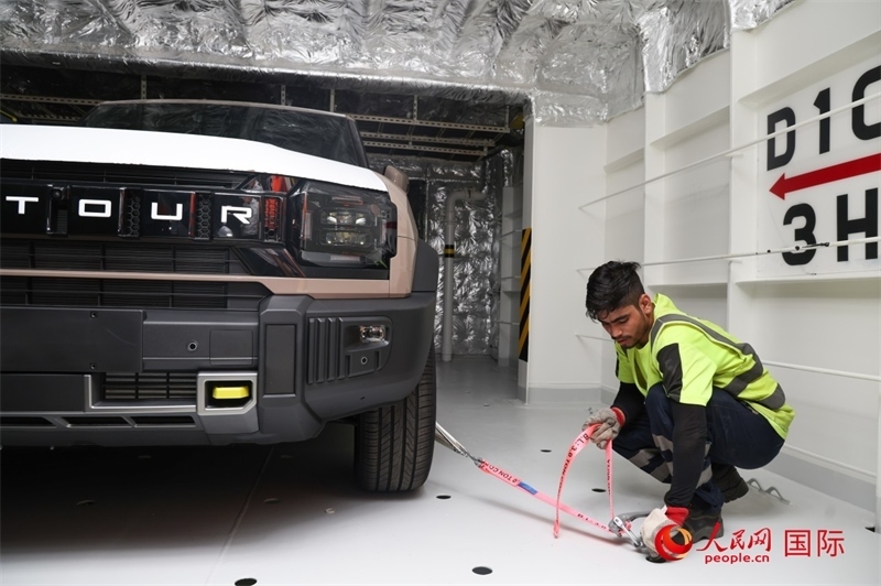 工人正在進(jìn)行卸車作業(yè)。人民網(wǎng)記者任皓宇攝