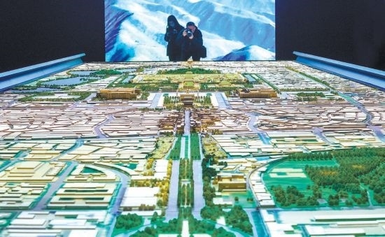 首都博物館“輝煌中軸”展廳內(nèi)，十六米長(zhǎng)的中軸線沙盤，配以立體投影技術(shù)，展現(xiàn)北京中軸線之壯美。 本報(bào)記者 武亦彬攝