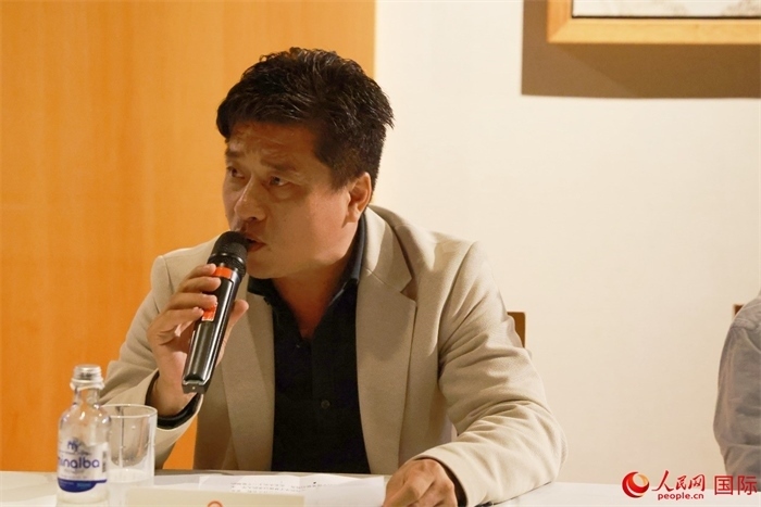 巴西中國(guó)浙江商會(huì)會(huì)長(zhǎng)鄭俠茂在座談會(huì)上致辭。人民網(wǎng)記者 陳海琪攝