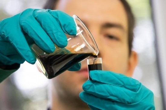 2022年5月24日，在匈牙利薩茲豪隆包陶多瑙河煉油廠，一名工人對(duì)通過(guò)阿德里亞輸油管道運(yùn)達(dá)的原油樣品進(jìn)行質(zhì)量分析。新華社發(fā)（弗爾季·奧蒂洛攝）