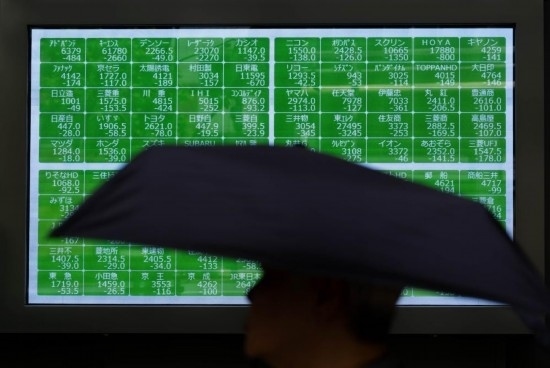 8月2日，在日本東京，行人經過一處股指信息電子顯示屏。新華社記者張笑宇攝