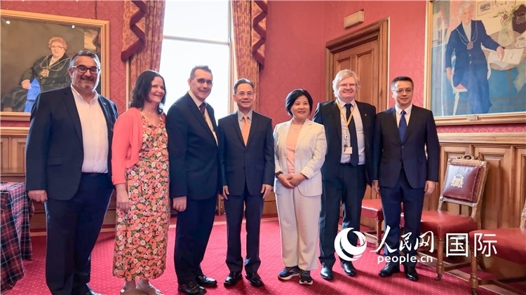 圖為阿伯丁市政廳會見現(xiàn)場。人民網(wǎng) 郭錦標(biāo)攝