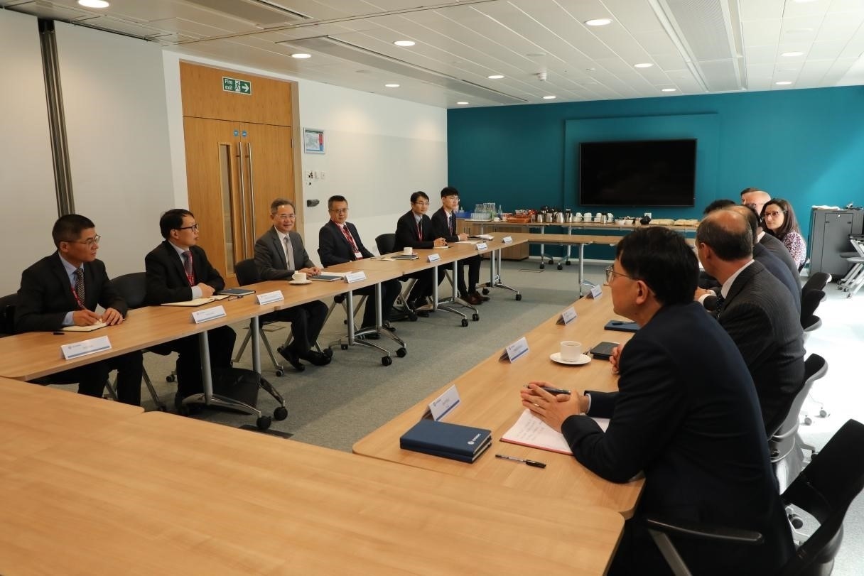 圖為中國駐英國大使鄭澤光與項(xiàng)目運(yùn)營團(tuán)隊(duì)及企業(yè)合作機(jī)構(gòu)負(fù)責(zé)人座談現(xiàn)場。中國駐英國使館供圖