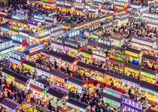 2024年4月21日，人們在河北省正定縣小商品夜市品嘗美食（無人機照片）。新華社發(fā)（武志偉 攝）