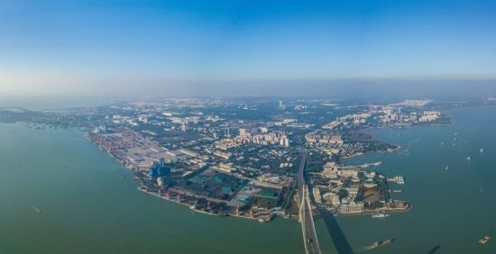 海南自貿(mào)港重點園區(qū)——洋浦經(jīng)濟開發(fā)區(qū)（2023年12月31日攝，無人機全景照片）。新華社記者 蒲曉旭 攝