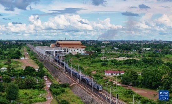 8月5日，由老撾籍火車司機(jī)獨(dú)立駕駛的滿載貨物的列車駛出萬象站，向中國昆明進(jìn)發(fā)（無人機(jī)照片）。新華社發(fā)（楊永全 攝）