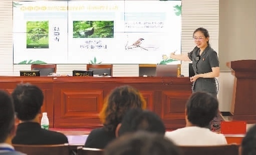 圖②：法官給旁聽群眾講解破壞生態(tài)環(huán)境的危害和法律后果。