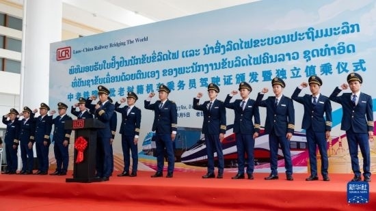 8月5日，在中老鐵路萬象站，中老鐵路首批14名老撾籍火車司機(jī)進(jìn)行宣誓。新華社發(fā)（凱喬 攝）