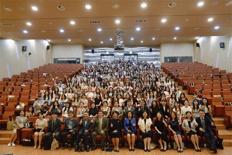 8月5日，第十一屆在韓國際中文教育志愿者崗中培訓(xùn)舉行開班儀式。圖為活動現(xiàn)場合影。 教育部中外語言交流合作中心供圖