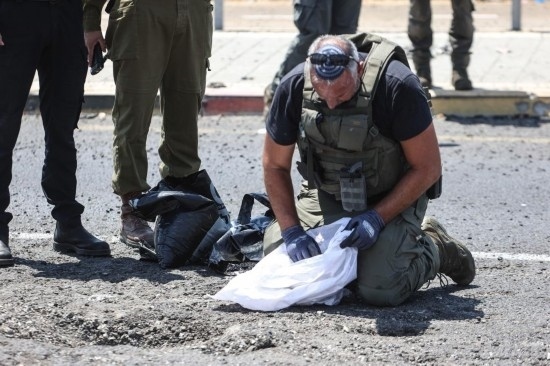 8月6日，在以色列納哈里亞，警方在無人機襲擊現(xiàn)場開展工作。以色列國防軍6日發(fā)表聲明說，多架無人機當(dāng)天從黎巴嫩射向以色列，造成以色列邊境城市納哈里亞數(shù)名平民受傷。新華社/基尼圖片社