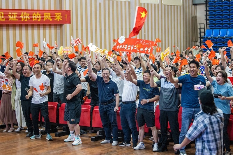 北京時間7月27日，2024年巴黎奧運(yùn)會首個比賽日，在射擊10米氣步槍混合團(tuán)體比賽中，中國選手黃雨婷/盛李豪獲得金牌。圖為黃雨婷的母校師生們通過收看奧運(yùn)直播的方式為她加油助威。