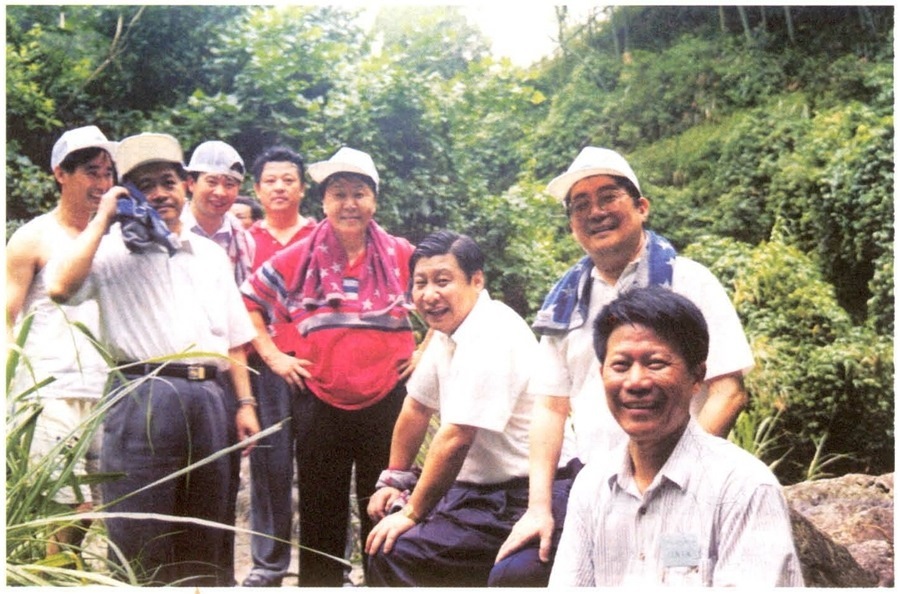 1999年6月，習(xí)近平在福州森林公園參加紀(jì)念毛主席“發(fā)展體育運動，增強(qiáng)人民體質(zhì)”題詞47周年登山健身活動。（資料照片，來源：《習(xí)近平在福建》（下））