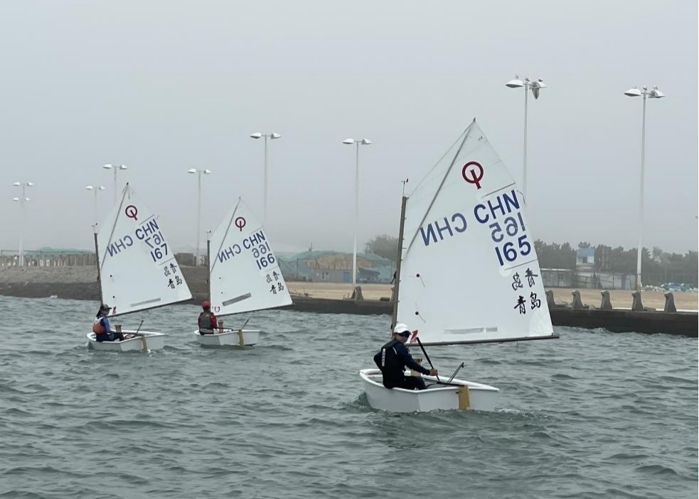 青島市嶗山區(qū)中韓小學(xué)帆船社團(tuán)進(jìn)行帆船訓(xùn)練。青島市嶗山區(qū)教育和體育局供圖