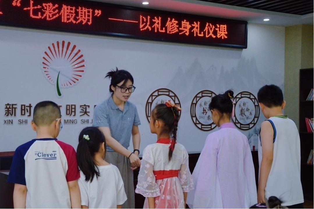 曲阜市小雪街道如意社區(qū)新時(shí)代文明實(shí)踐站以禮修身禮儀課。謝婉瑩 攝