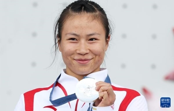 北京時(shí)間8月7日，在巴黎奧運(yùn)會(huì)攀巖女子速度賽比賽中，中國(guó)選手鄧麗娟獲得銀牌。圖為亞軍中國(guó)選手鄧麗娟在頒獎(jiǎng)儀式上。新華社記者 高靜 攝