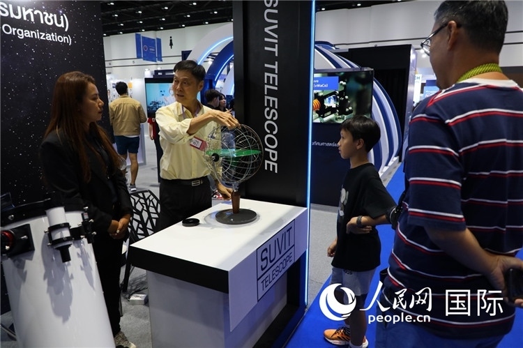 專家向觀眾講述航天知識。人民網(wǎng)記者簡承淵攝。