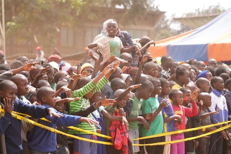 孩子們觀看達人秀。主辦方供圖