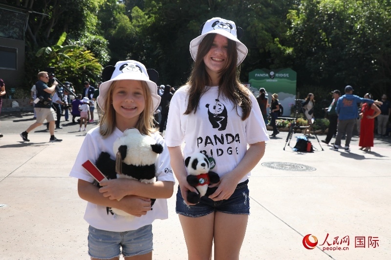 3、美國當?shù)卦S多民眾來圣迭戈動物園看熊貓。 人民網(wǎng)記者 李志偉攝